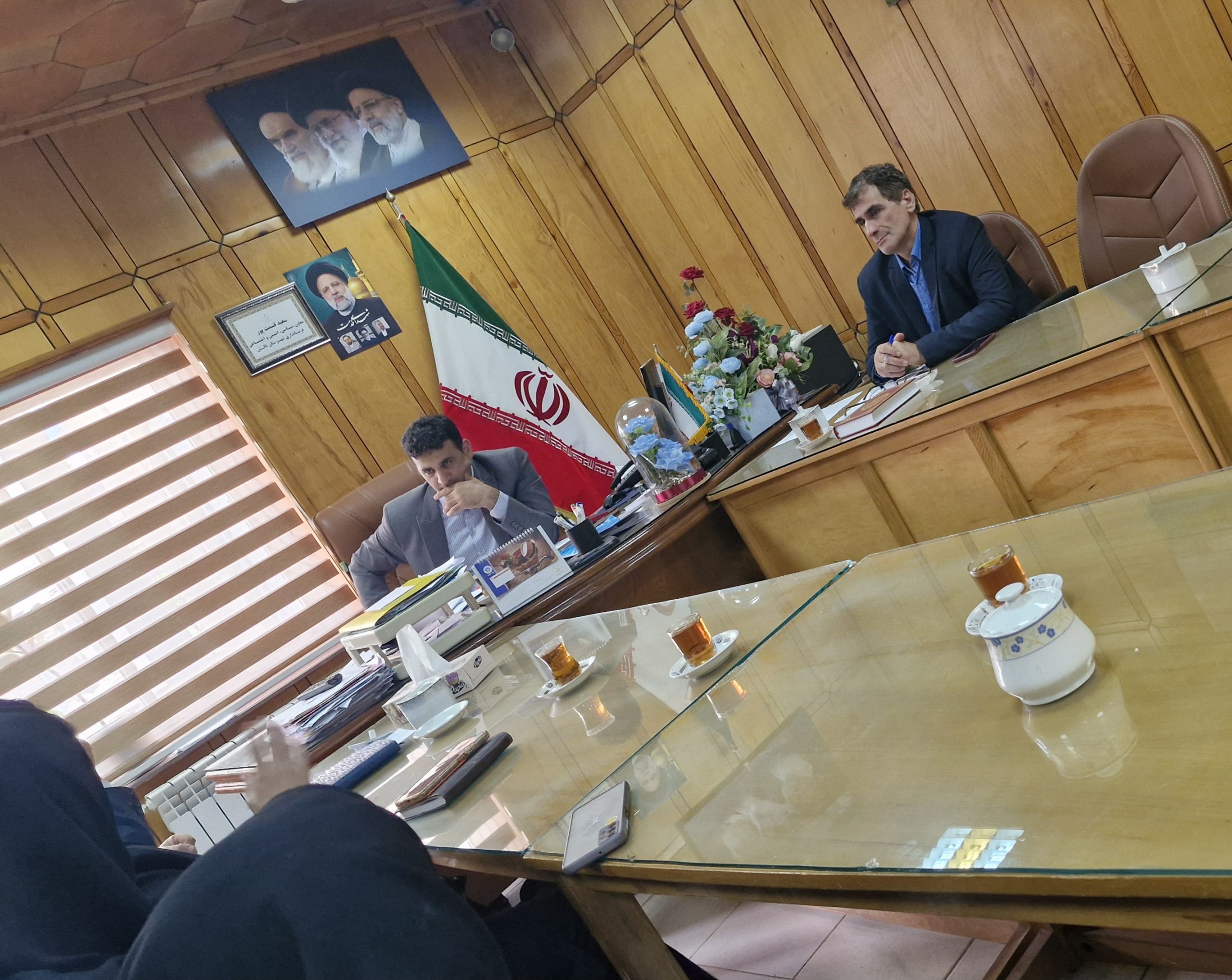 جلسه گرامیداشت هفته تشکل ها و مشارکت های اجتماعی به میزبانی اداره فرمانداری شهرستان تالش برگزار شد.